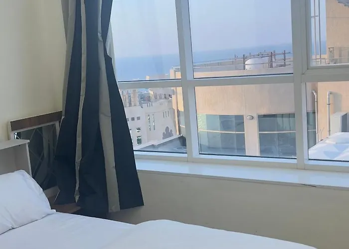 P3) Fantastic Seaview Room With Shared Bath Inside 3Bedroom Apartment