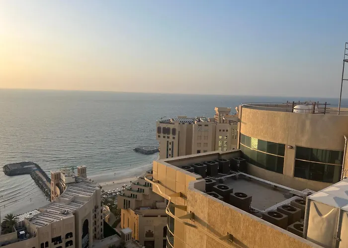 P3) Fantastic Seaview Room With Shared Bath Inside 3Bedroom Apartment