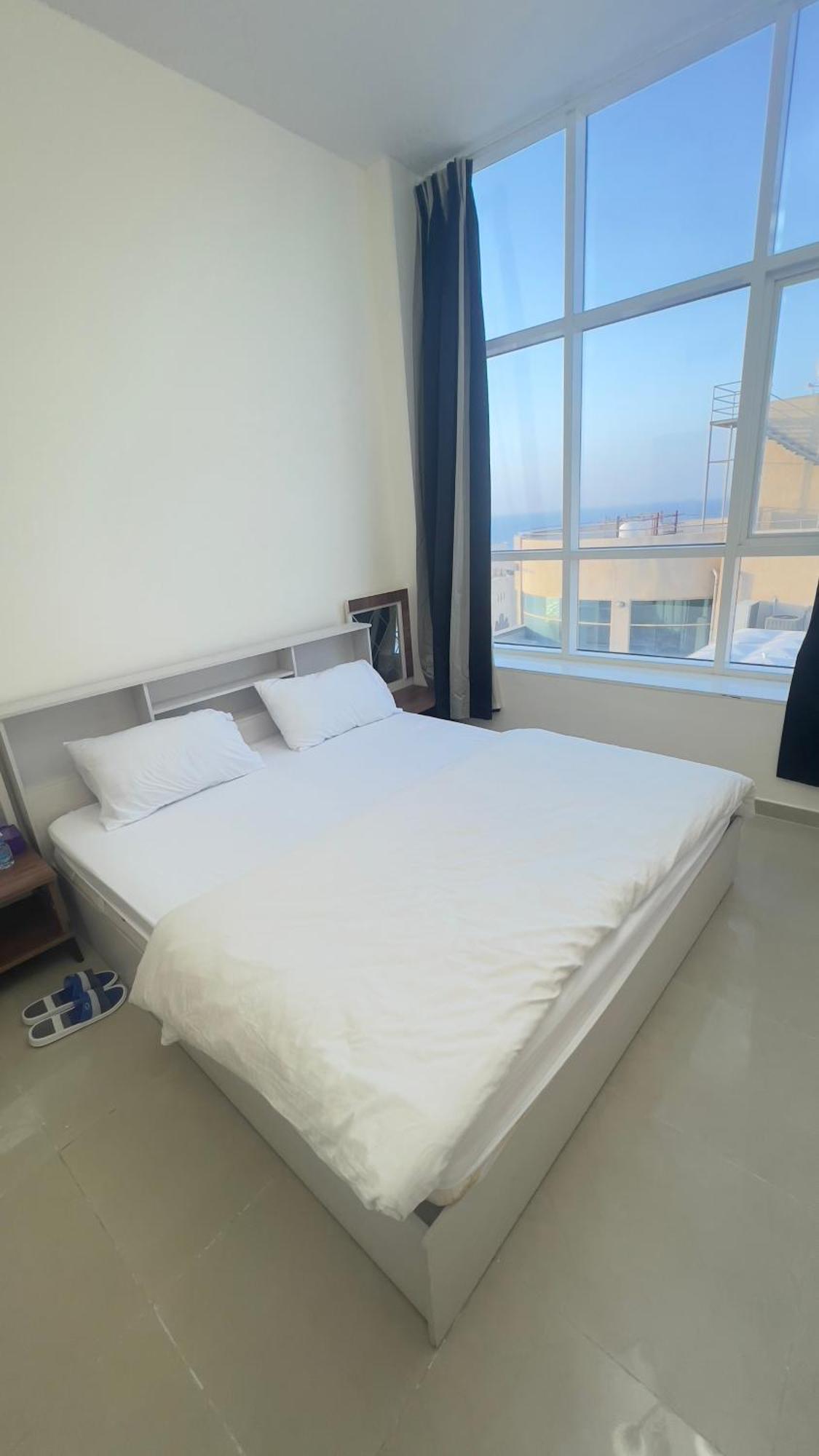 Homestay P3) Fantastic Seaview With Shared Bath Inside 3bedroom Ajman